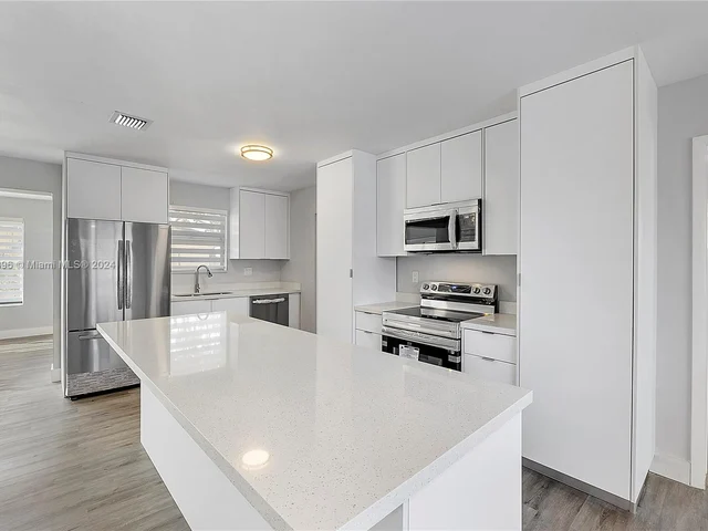 190 NE 173rd St, North Miami Beach FL 33162