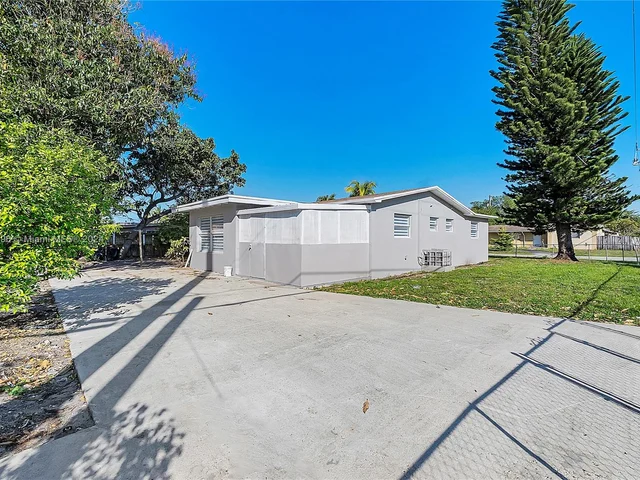 190 NE 173rd St, North Miami Beach FL 33162