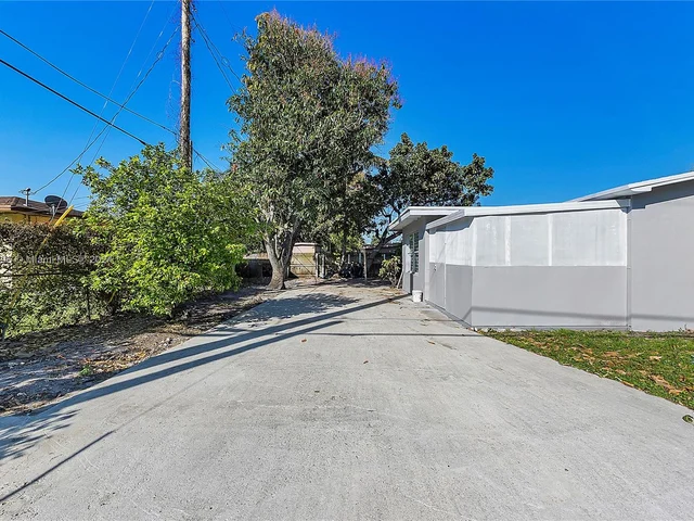 190 NE 173rd St, North Miami Beach FL 33162