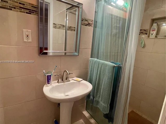 15 NW 197th St, Miami Gardens FL 33169