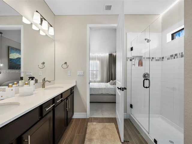 4642 W Pinehurst Trl W, Oakland Park FL 33309