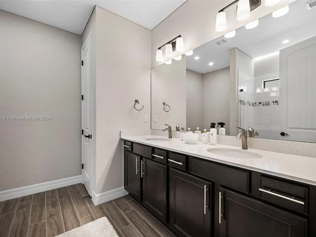 4642 W Pinehurst Trl W, Oakland Park FL 33309