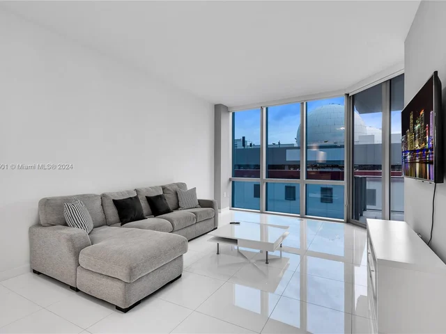 851 NE 1st Ave # 806, Miami FL 33132