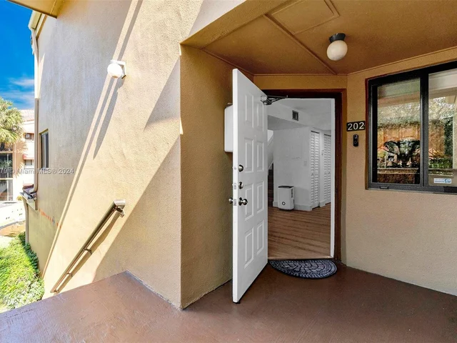 15555 N Miami Lakeway N # 202, Miami Lakes FL 33014