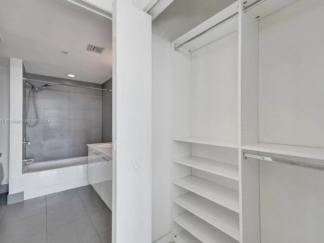 92 SW 3rd St # 4007, Miami FL 33130