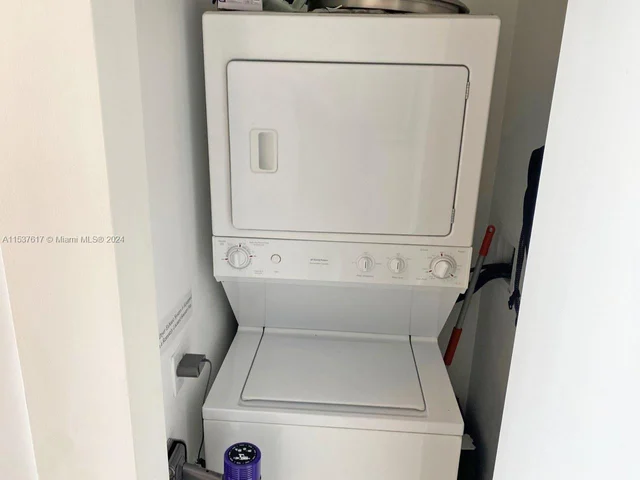 92 SW 3rd St # 4007, Miami FL 33130