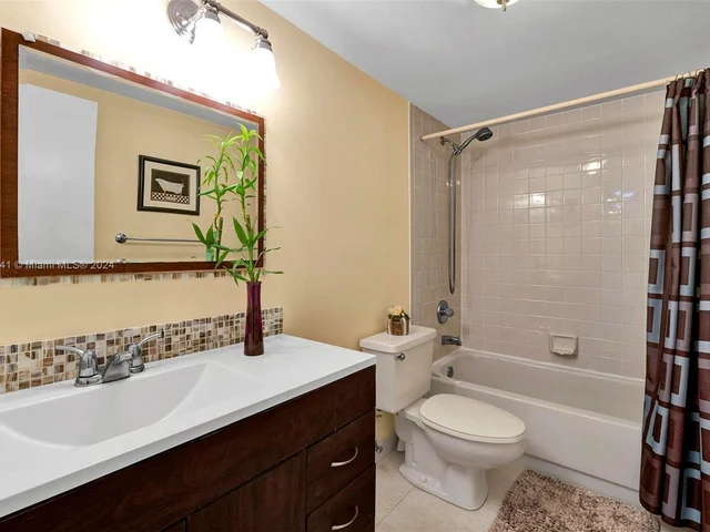 431 SE 3rd St # 402, Dania Beach FL 33004