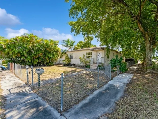 702 E 37th St, Hialeah FL 33013