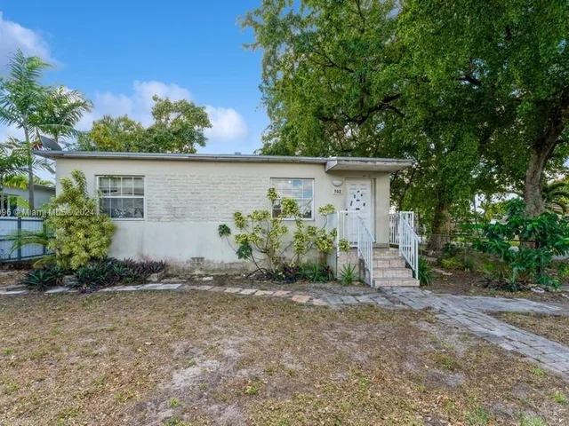702 E 37th St, Hialeah FL 33013