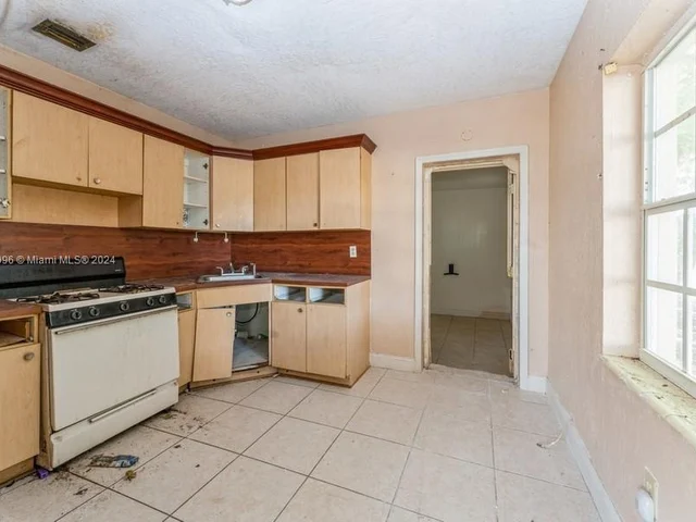 702 E 37th St, Hialeah FL 33013