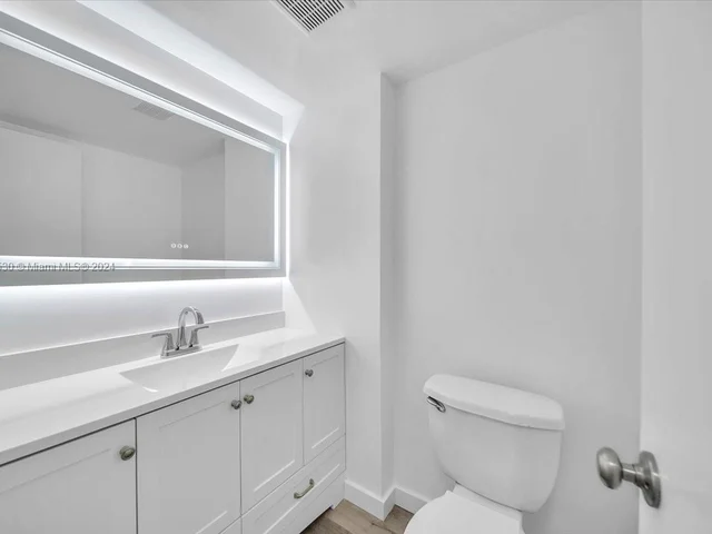 3725 NE 169th St # 105, North Miami Beach FL 33160