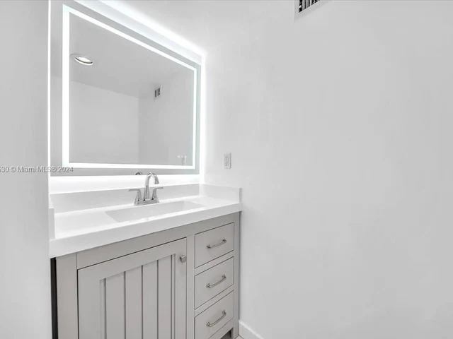 3725 NE 169th St # 105, North Miami Beach FL 33160