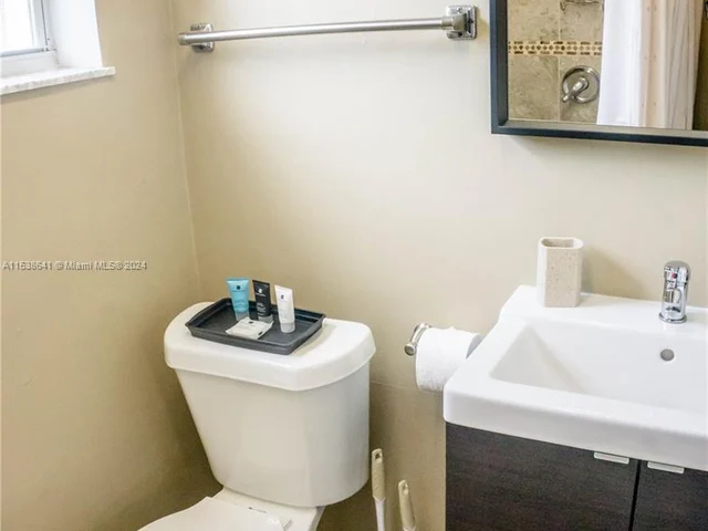 1798 NE 176th St, North Miami Beach FL 33162