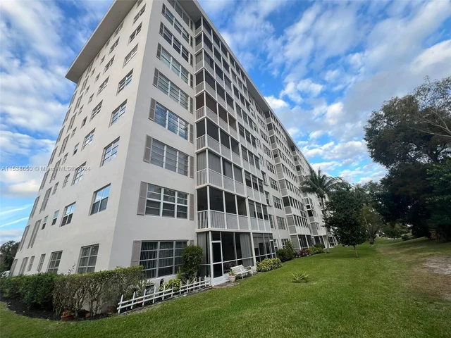 3200 N Palm Aire Dr # 101, Pompano Beach FL 33069