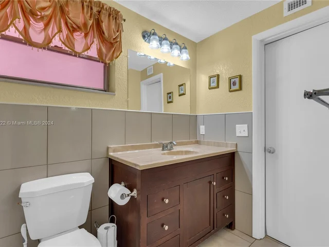 215 SE 3rd Ave # 201C, Hallandale Beach FL 33009