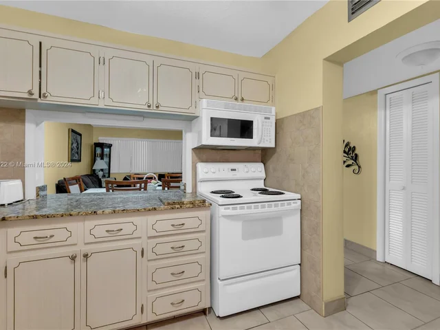 215 SE 3rd Ave # 201C, Hallandale Beach FL 33009