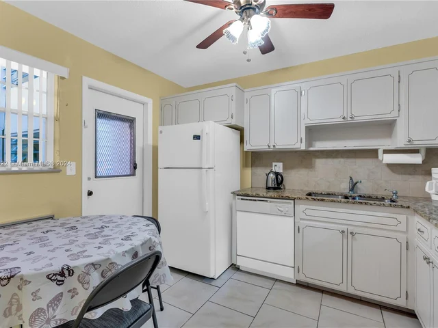 215 SE 3rd Ave # 201C, Hallandale Beach FL 33009