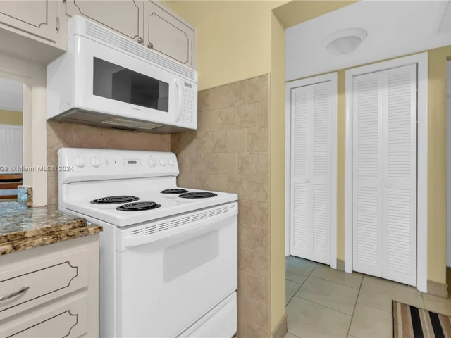 215 SE 3rd Ave # 201C, Hallandale Beach FL 33009