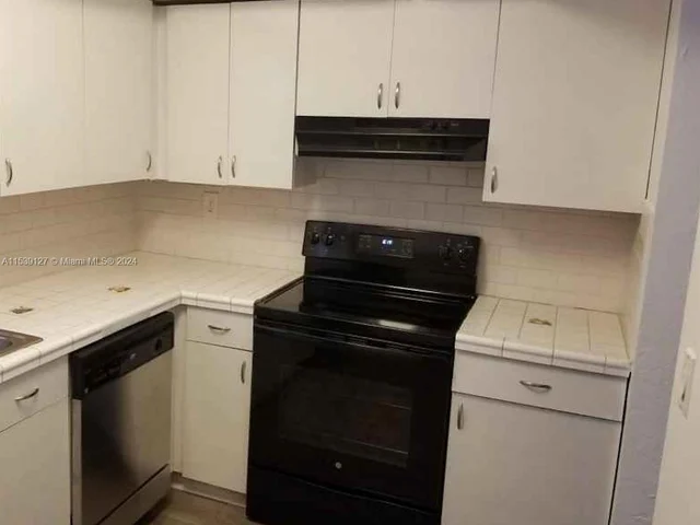 10907 N Kendall Dr # 422, Miami FL 33176