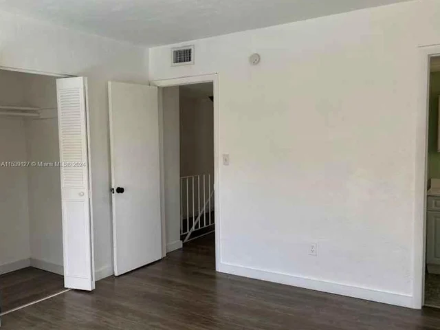 10907 N Kendall Dr # 422, Miami FL 33176