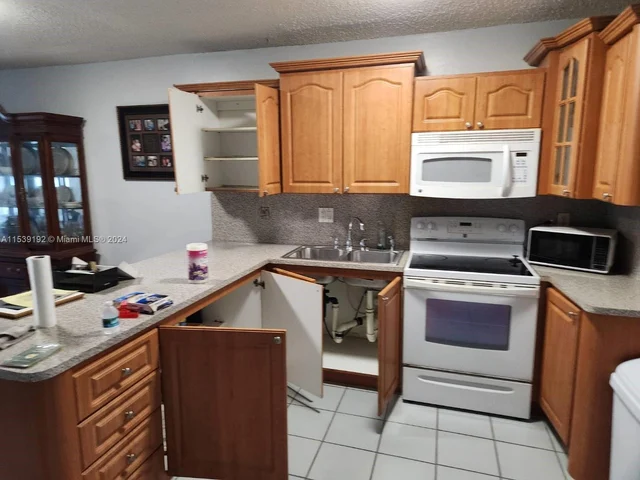 11561 NW 87th Pl, Hialeah Gardens FL 33018