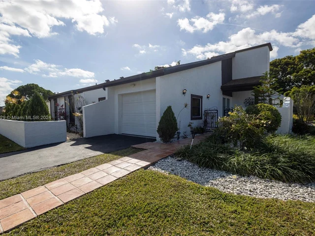 16818 Royal Poinciana Dr, Weston FL 33326