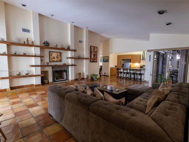 16818 Royal Poinciana Dr, Weston FL 33326