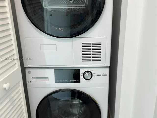 300 S Biscayne Blvd # 2805, Miami FL 33131