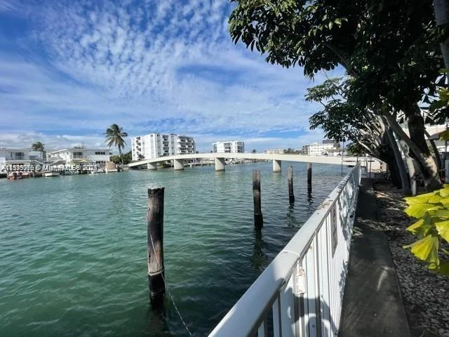 8040 Tatum Waterway Dr # 7, Miami Beach FL 33141