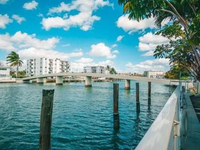 8040 Tatum Waterway Dr # 7, Miami Beach FL 33141