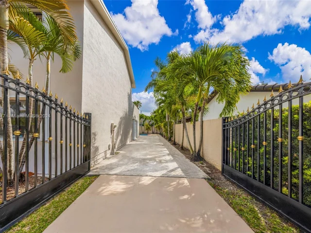 15235 SW 99th Ct, Miami FL 33157