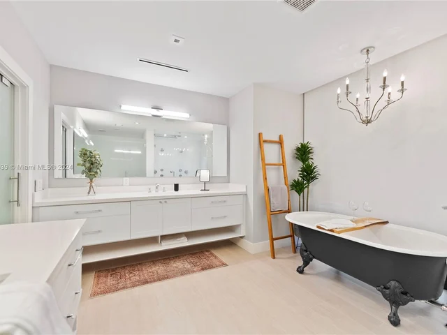 7701 SW 50th Ct, Miami FL 33143