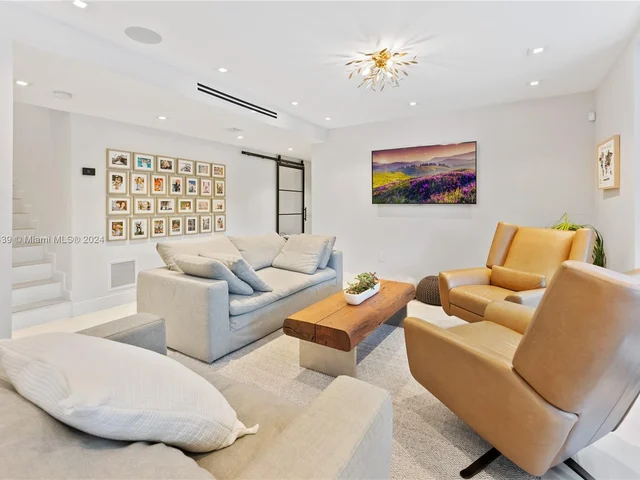 7701 SW 50th Ct, Miami FL 33143