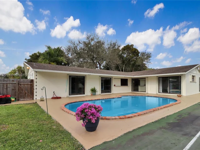 9740 SW 120th St, Miami FL 33176