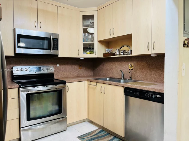 180 Cypress Club Dr # 822, Pompano Beach FL 33060