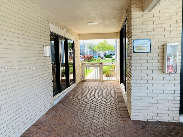 180 Cypress Club Dr # 822, Pompano Beach FL 33060