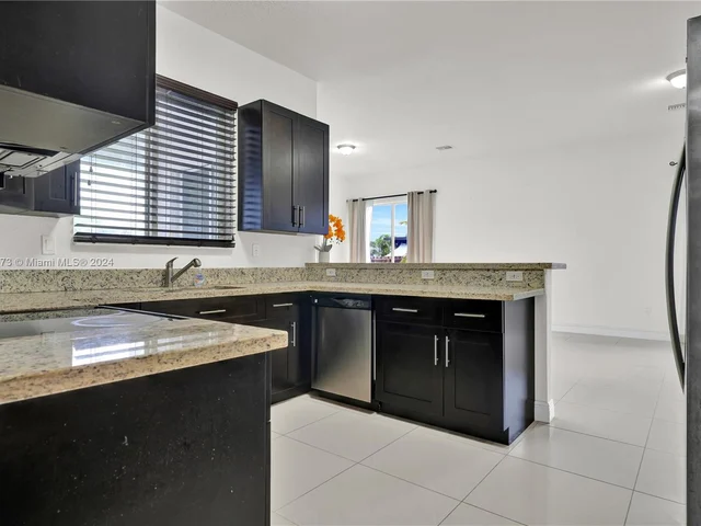 9381 SW 174th St, Palmetto Bay FL 33157