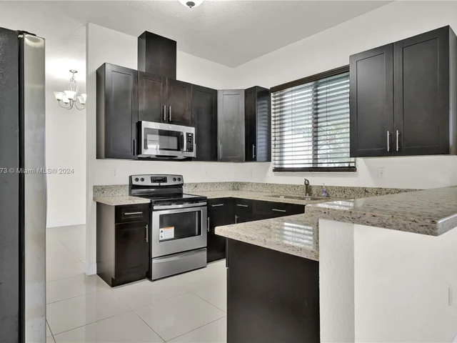 9381 SW 174th St, Palmetto Bay FL 33157