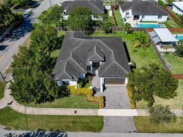 9381 SW 174th St, Palmetto Bay FL 33157