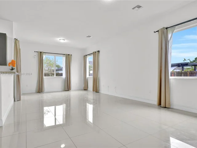 9381 SW 174th St, Palmetto Bay FL 33157