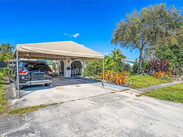 6561 Lincoln St, Hollywood FL 33024