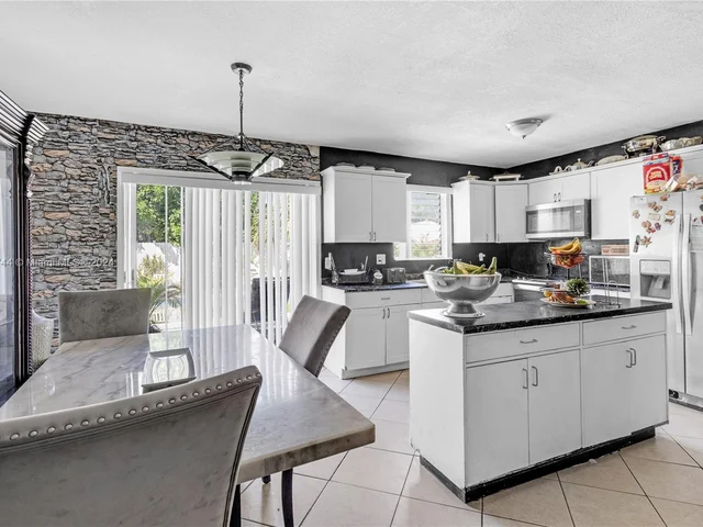 6561 Lincoln St, Hollywood FL 33024