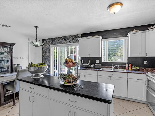 6561 Lincoln St, Hollywood FL 33024