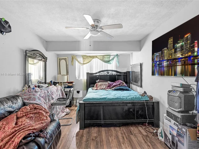 6561 Lincoln St, Hollywood FL 33024