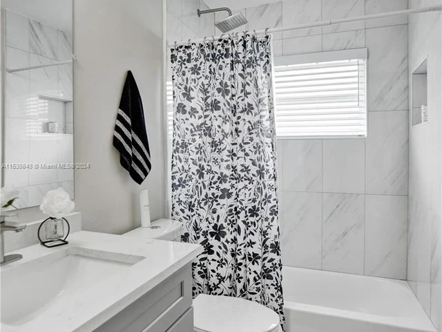 1020 NW 73rd Ter, Margate FL 33063