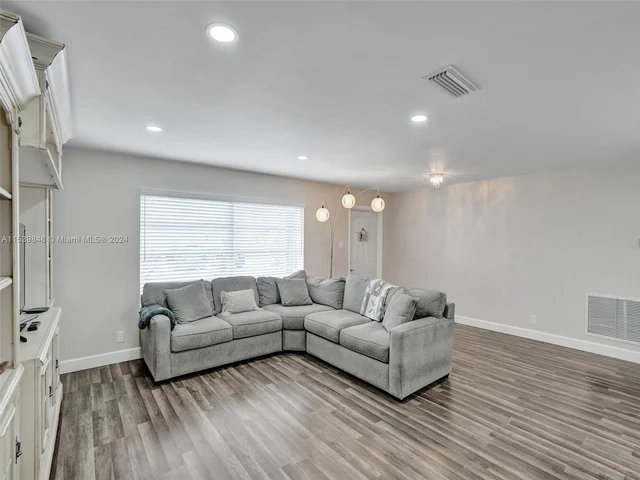 1020 NW 73rd Ter, Margate FL 33063