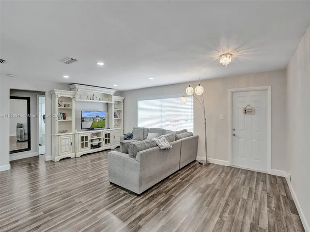 1020 NW 73rd Ter, Margate FL 33063