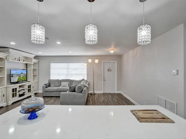 1020 NW 73rd Ter, Margate FL 33063