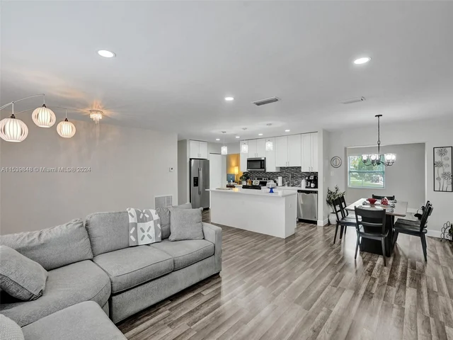 1020 NW 73rd Ter, Margate FL 33063