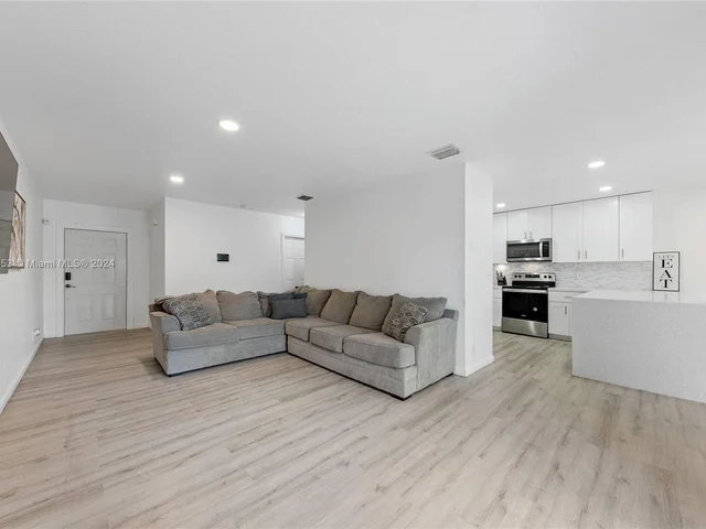 6870 NW 38th Dr, Lauderhill FL 33319